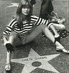 b/w sitting at Greta Garbo star - ital. Eva Express 18.06.87
