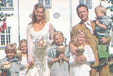 danish HER OG NU 31. Aug. 2000 - wedding, with all the kids in front of the church